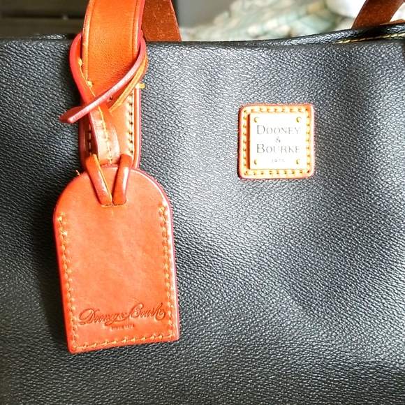 Dooney and Bourke medium size bag - Picture 2 of 7